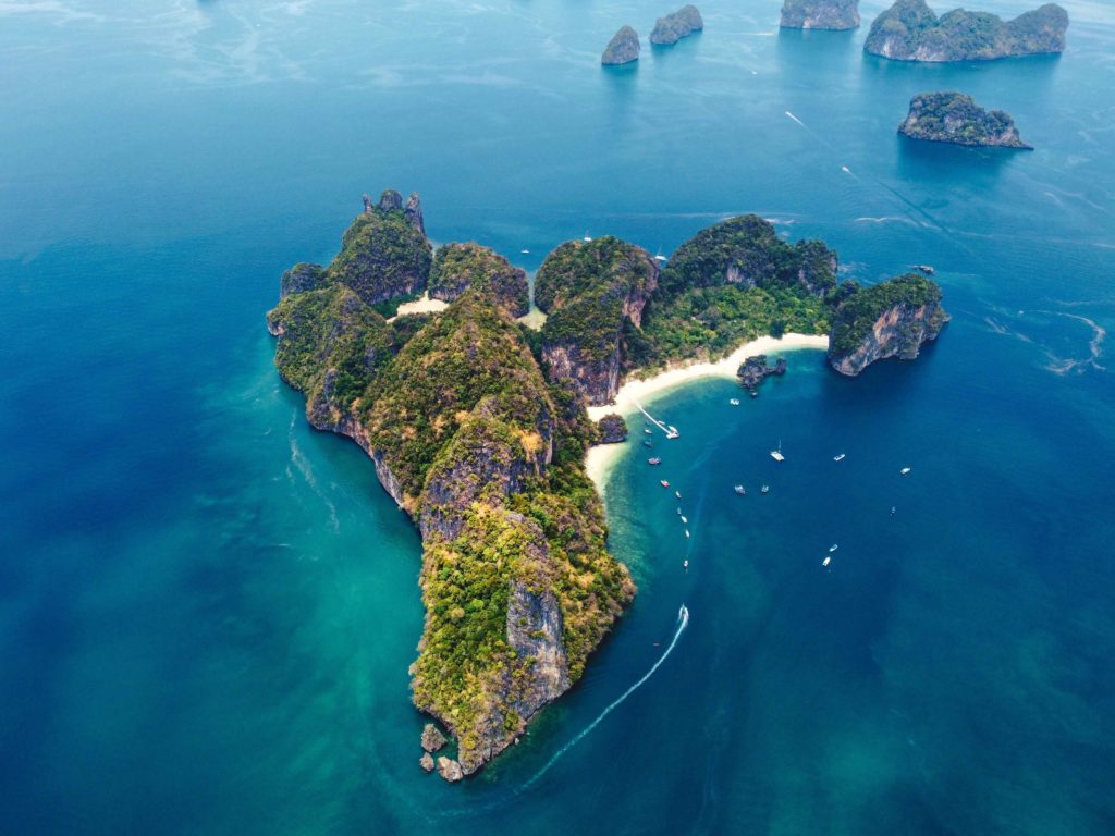 Enjoy-Your-New-Year-With-a-Luxury-Yacht-Charter-in-Thailand-04-min