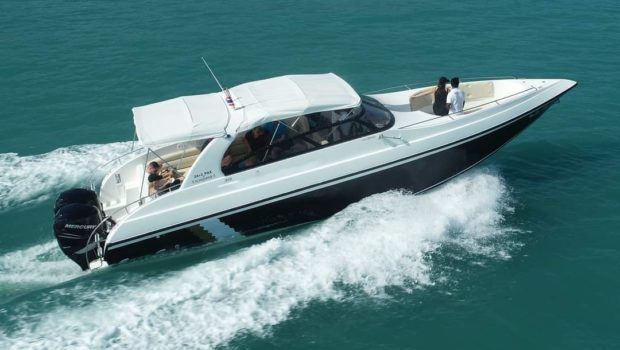 Luxury Speedboat 2 engine